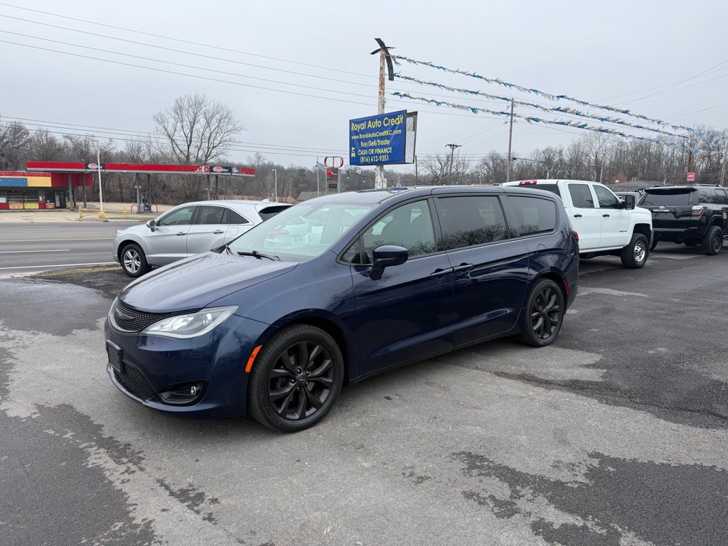 2019 Chrysler Pacifica Image 1
