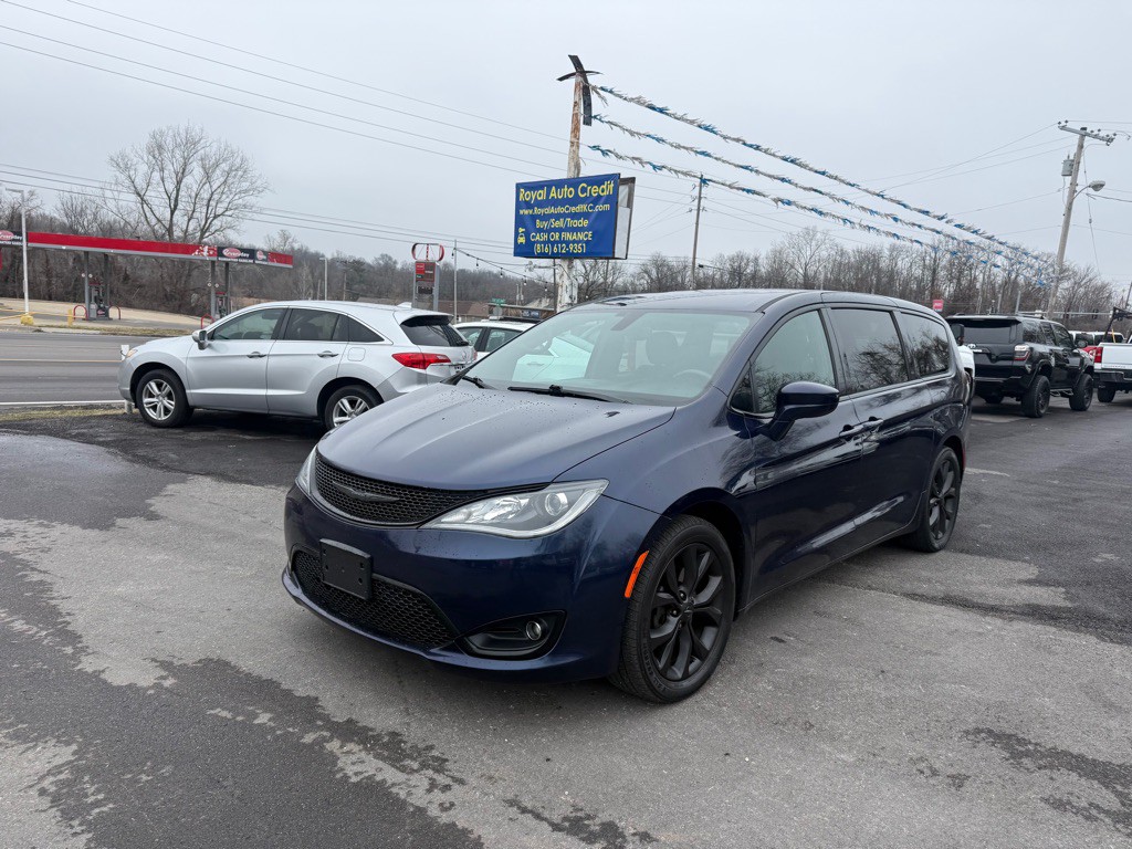 2019 Chrysler Pacifica Image 2