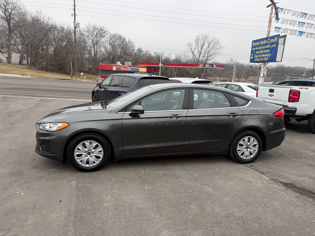 2020 Ford Fusion Image 2