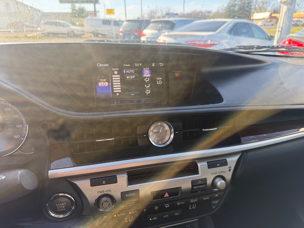 2016 Lexus ES Image 12