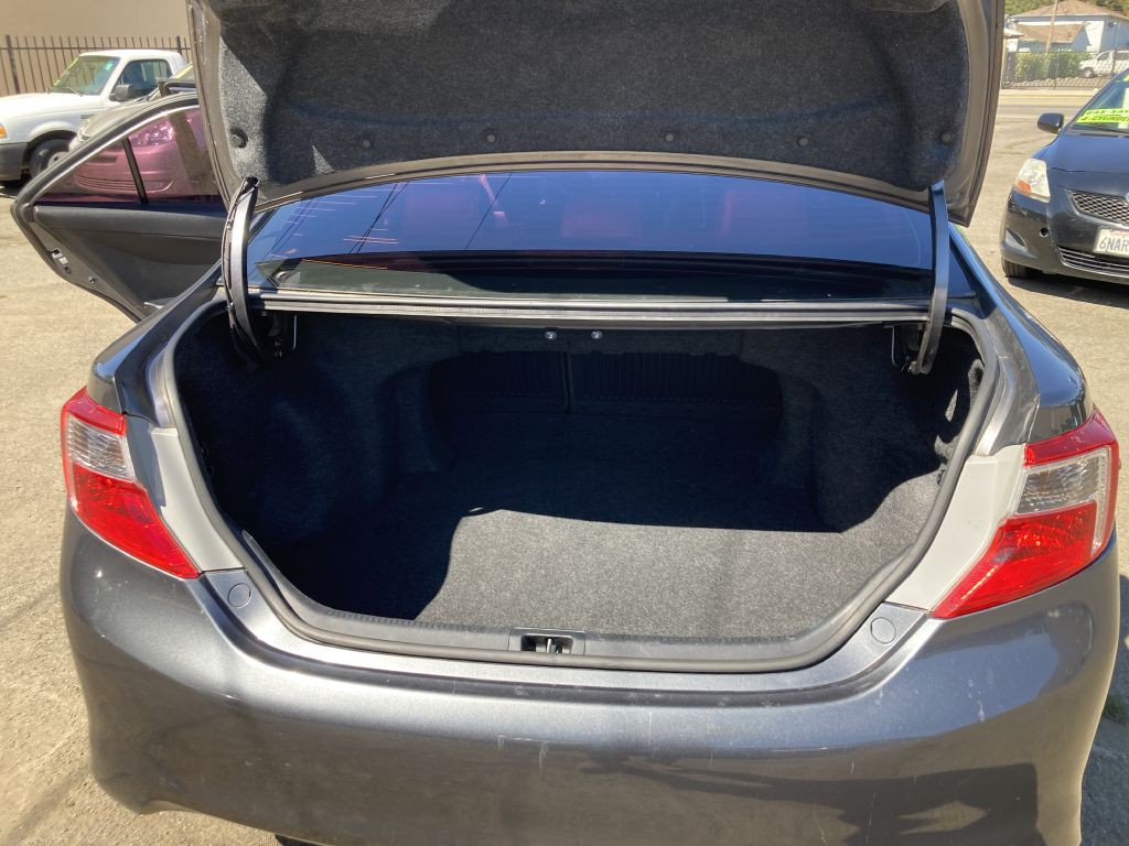 2013 Toyota Camry Image 16
