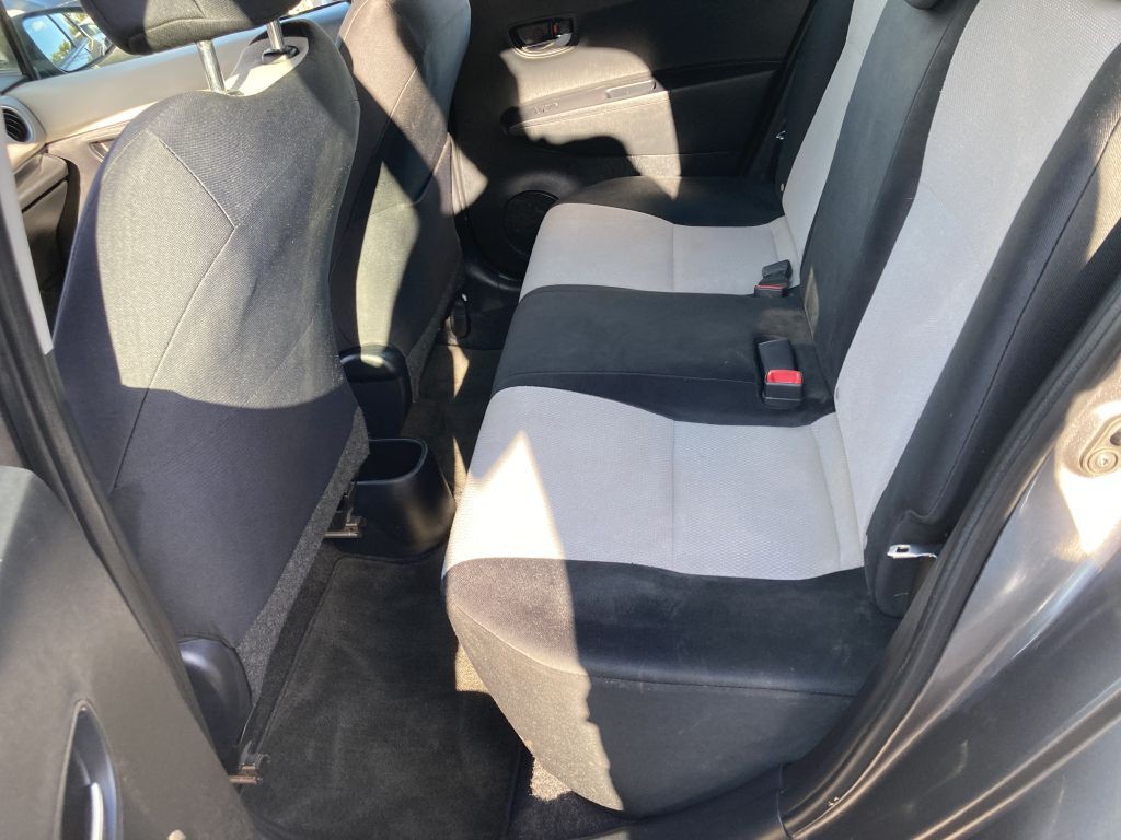 2013 Toyota Yaris Image 13