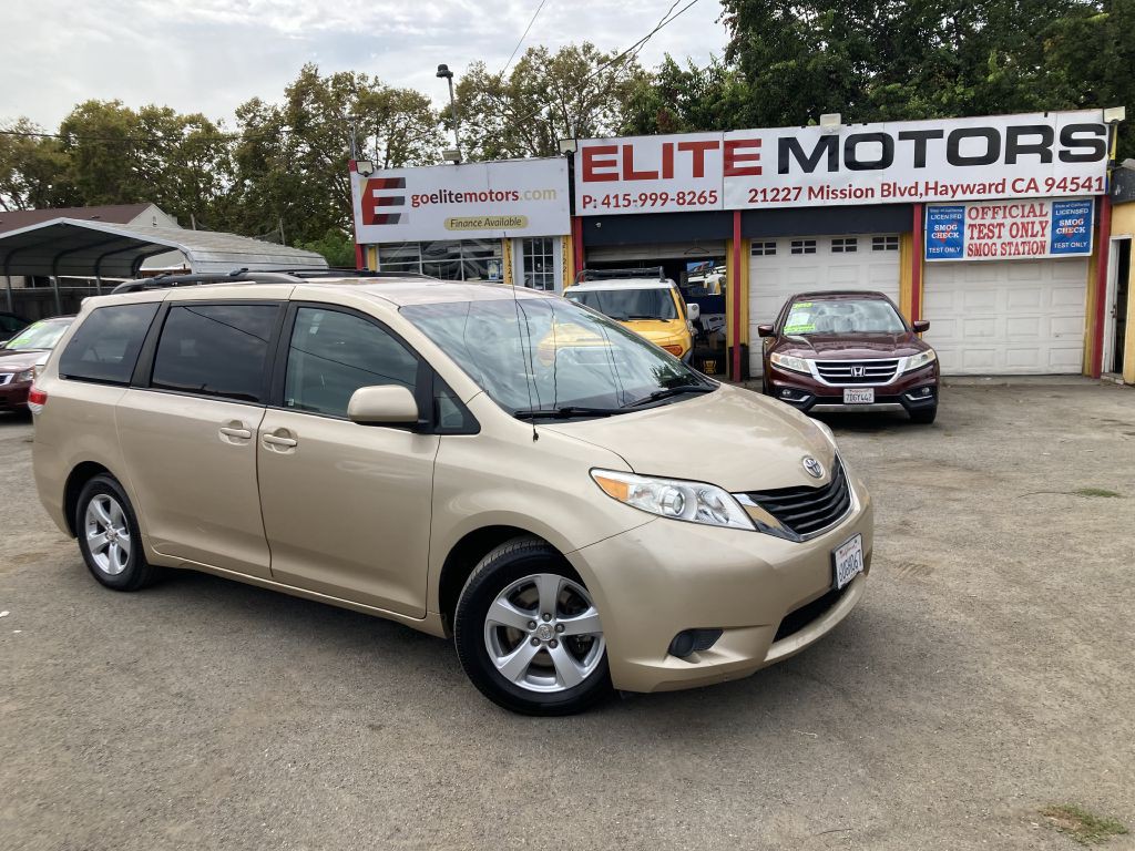 2012 Toyota Sienna Image 1