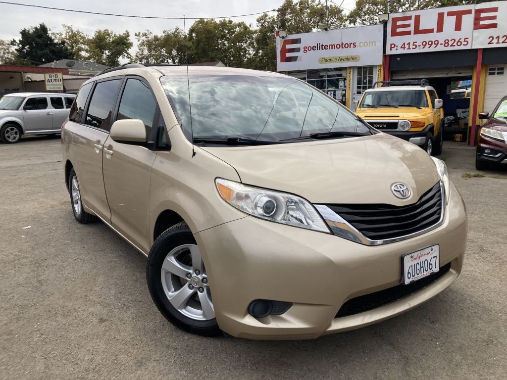2012 Toyota Sienna Image 2