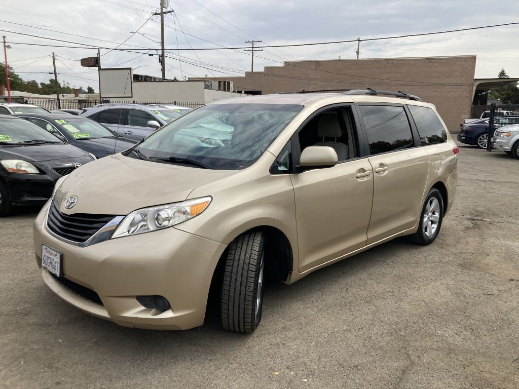 2012 Toyota Sienna Image 9