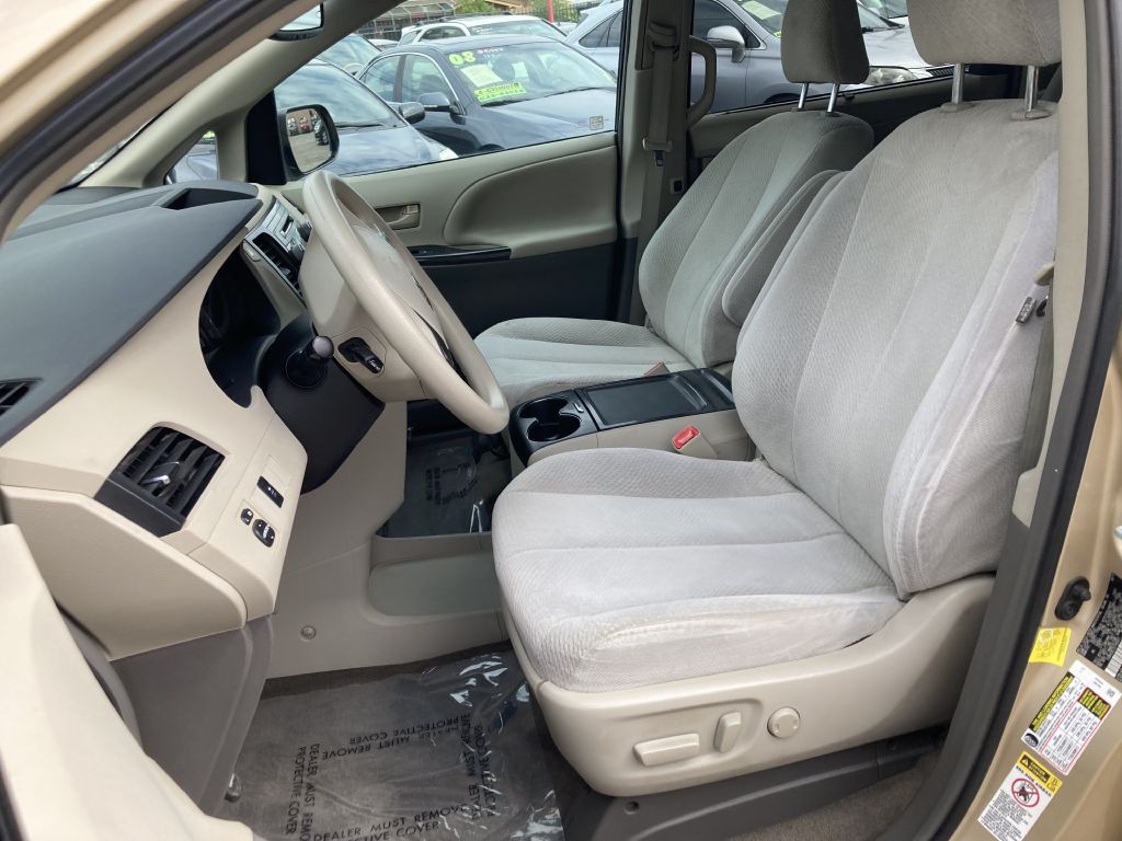 2012 Toyota Sienna Image 13