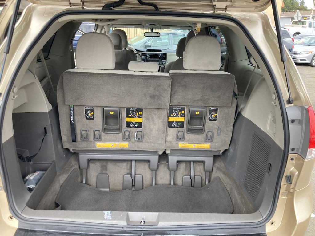 2012 Toyota Sienna Image 16