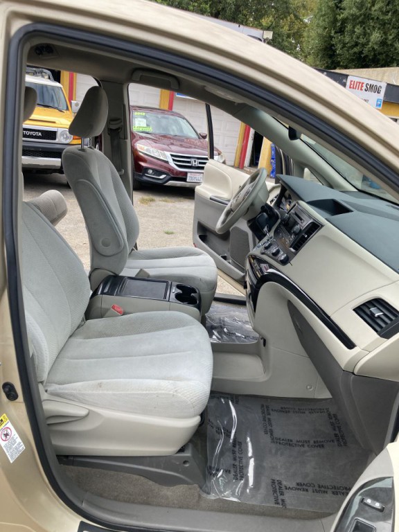 2012 Toyota Sienna Image 20