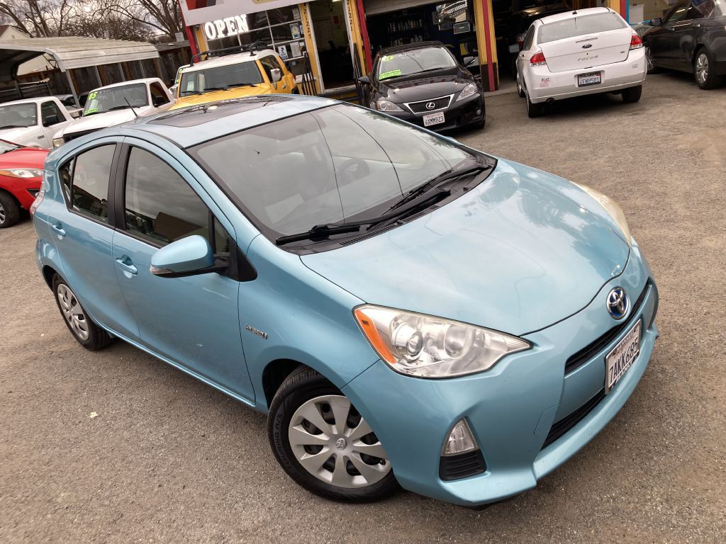 2013 Toyota Prius Image 2