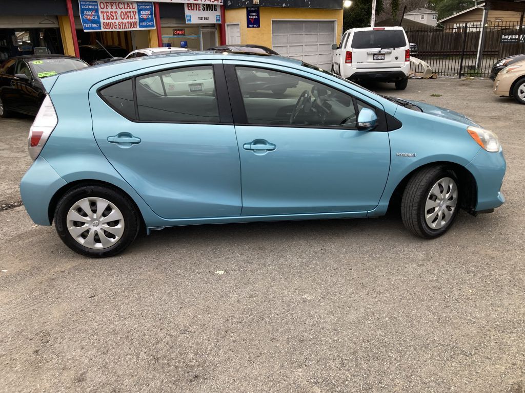 2013 Toyota Prius Image 3