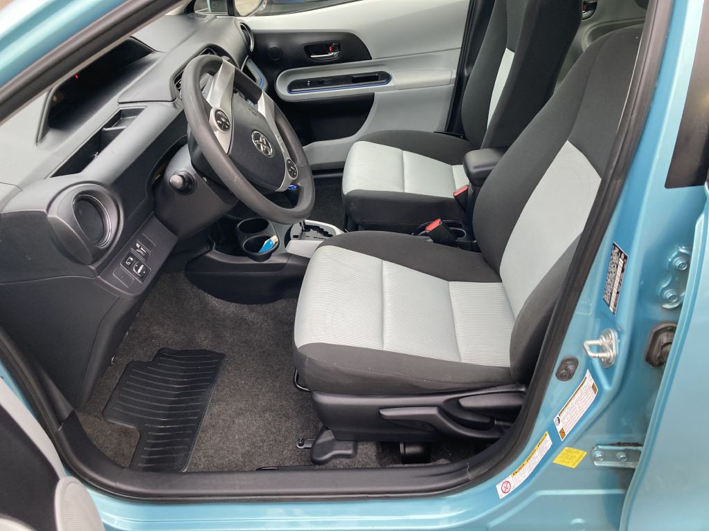 2013 Toyota Prius Image 11