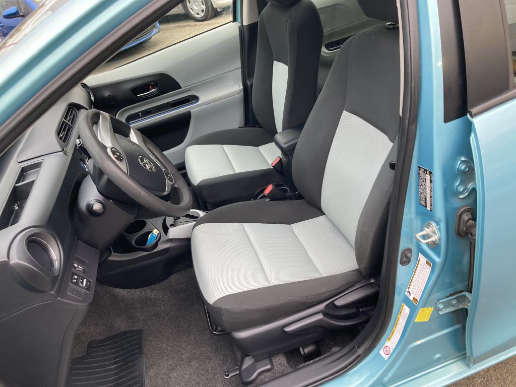 2013 Toyota Prius Image 12