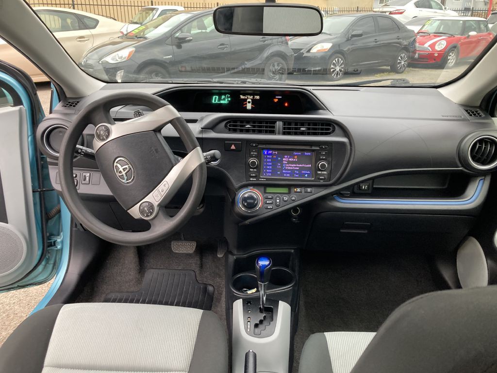2013 Toyota Prius Image 16