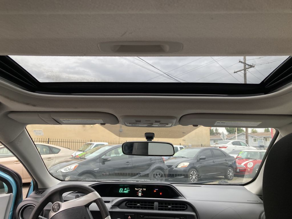 2013 Toyota Prius Image 17