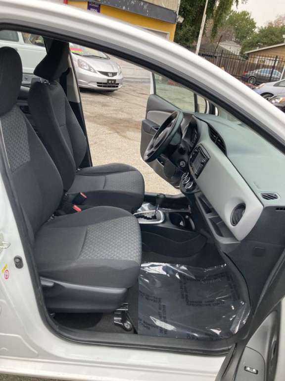 2015 Toyota Yaris Image 16