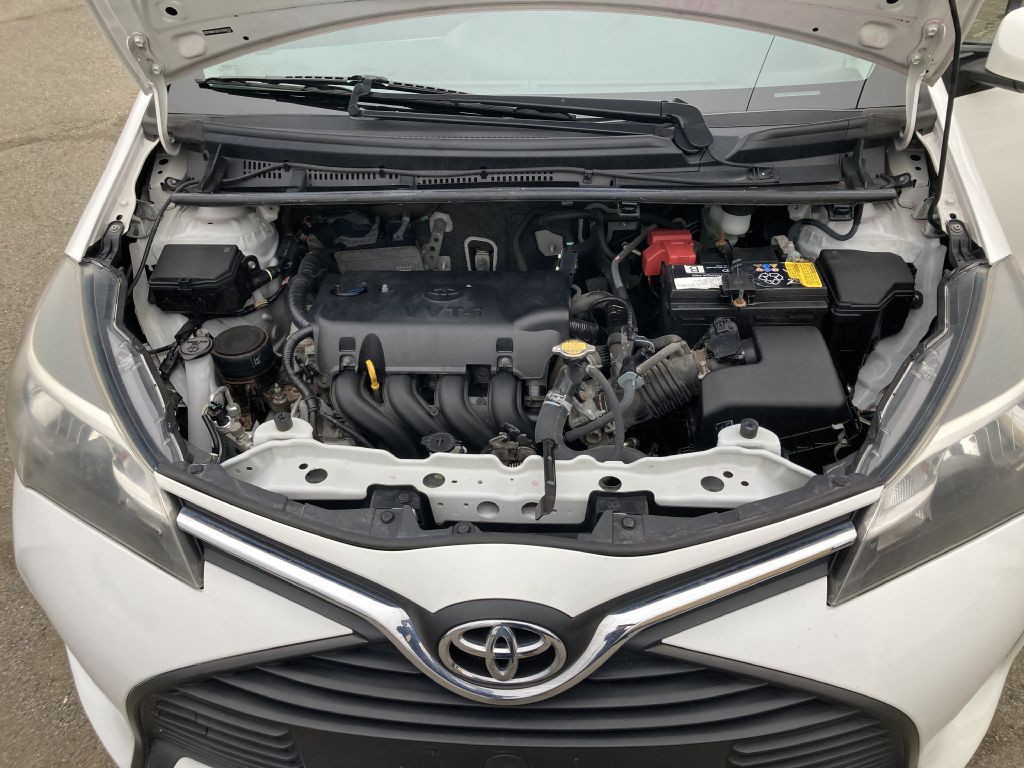 2015 Toyota Yaris Image 18