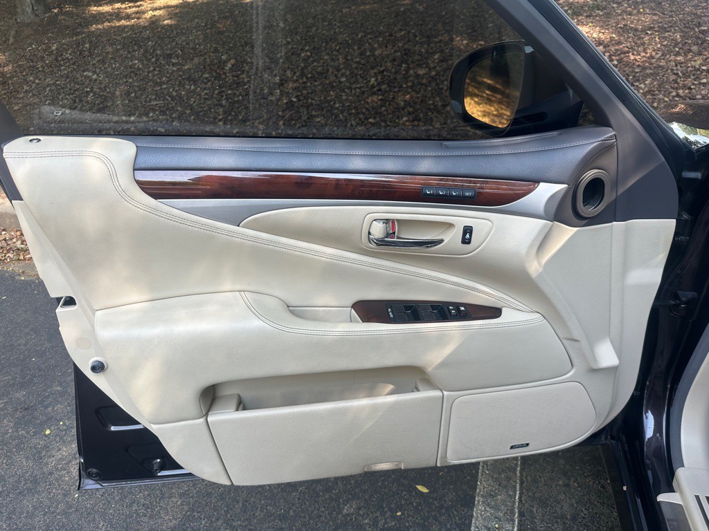 2015 Lexus LS 460 Image 8