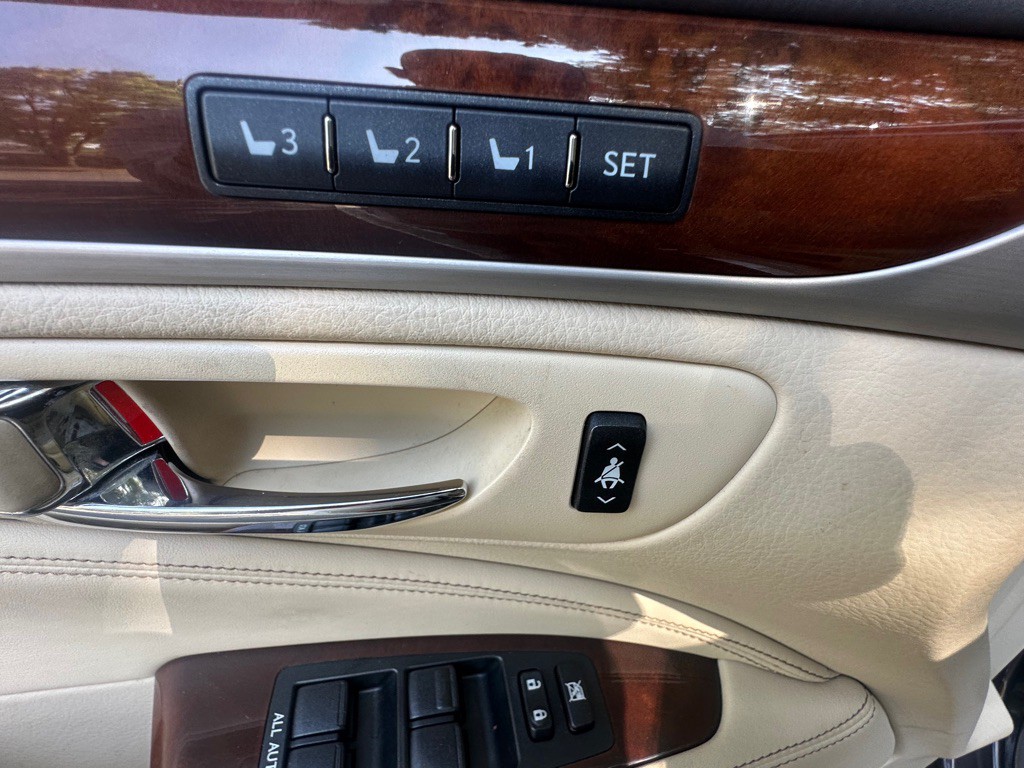 2015 Lexus LS 460 Image 9