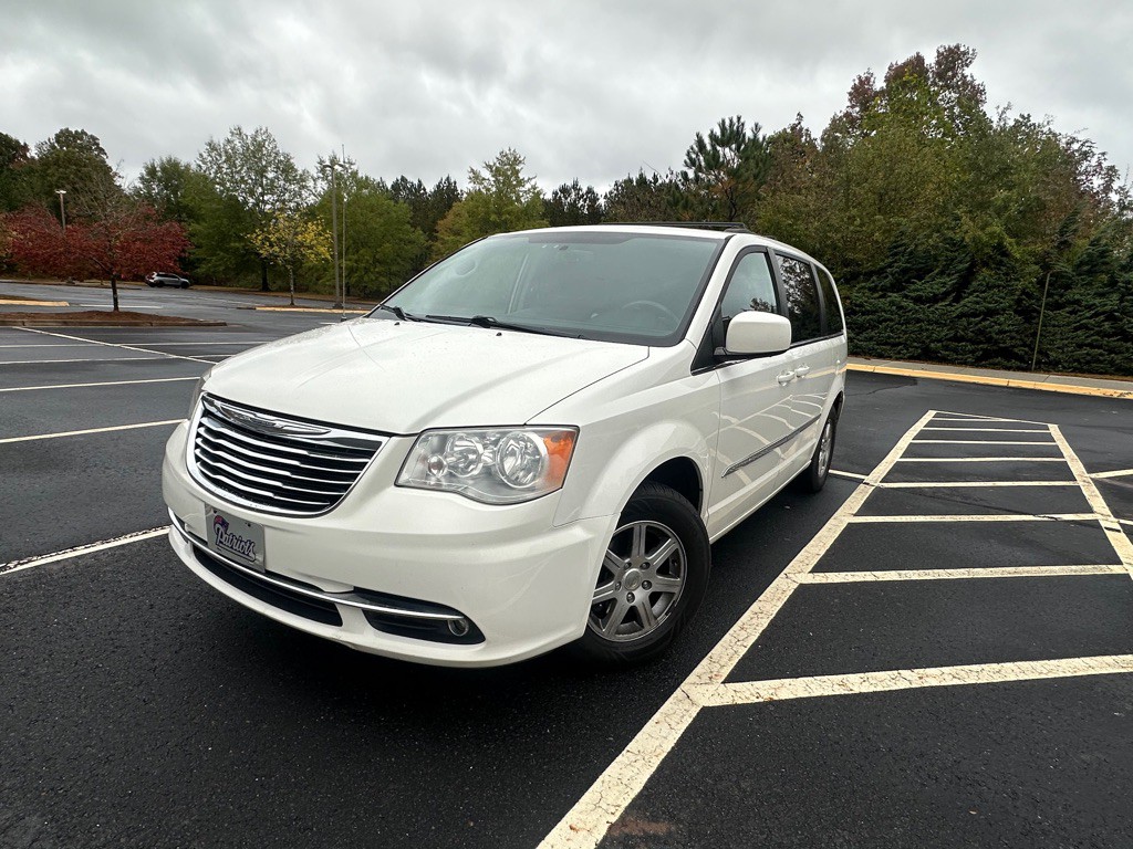 2012 Chrysler Town & Country Image 1
