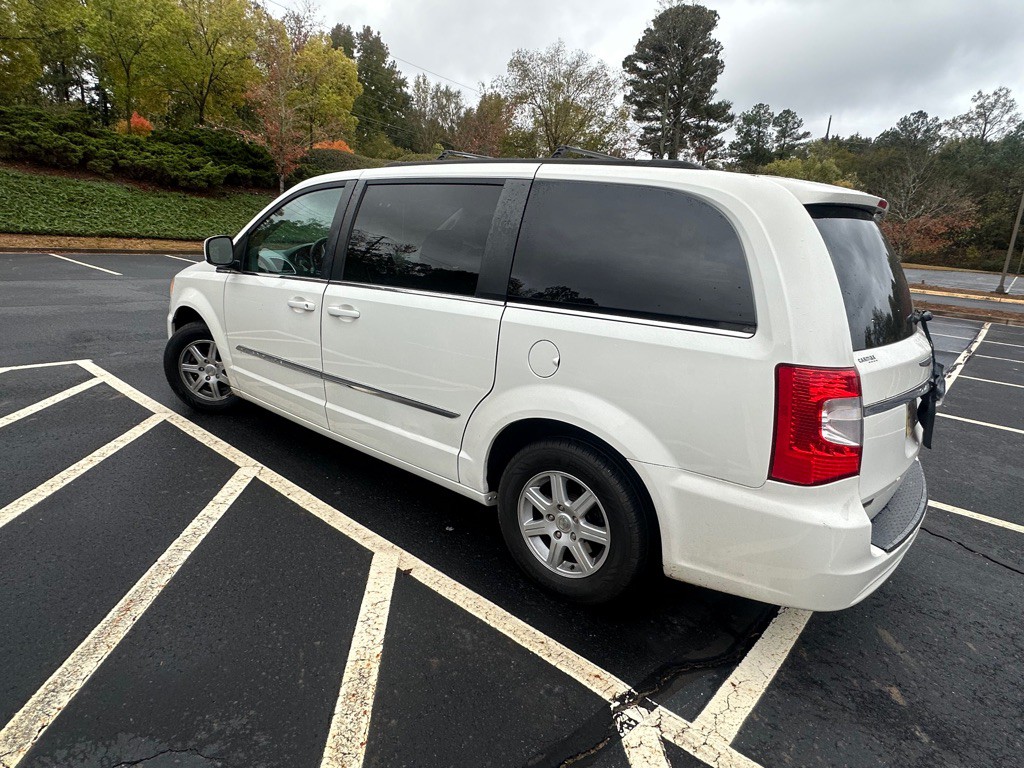2012 Chrysler Town & Country Image 4