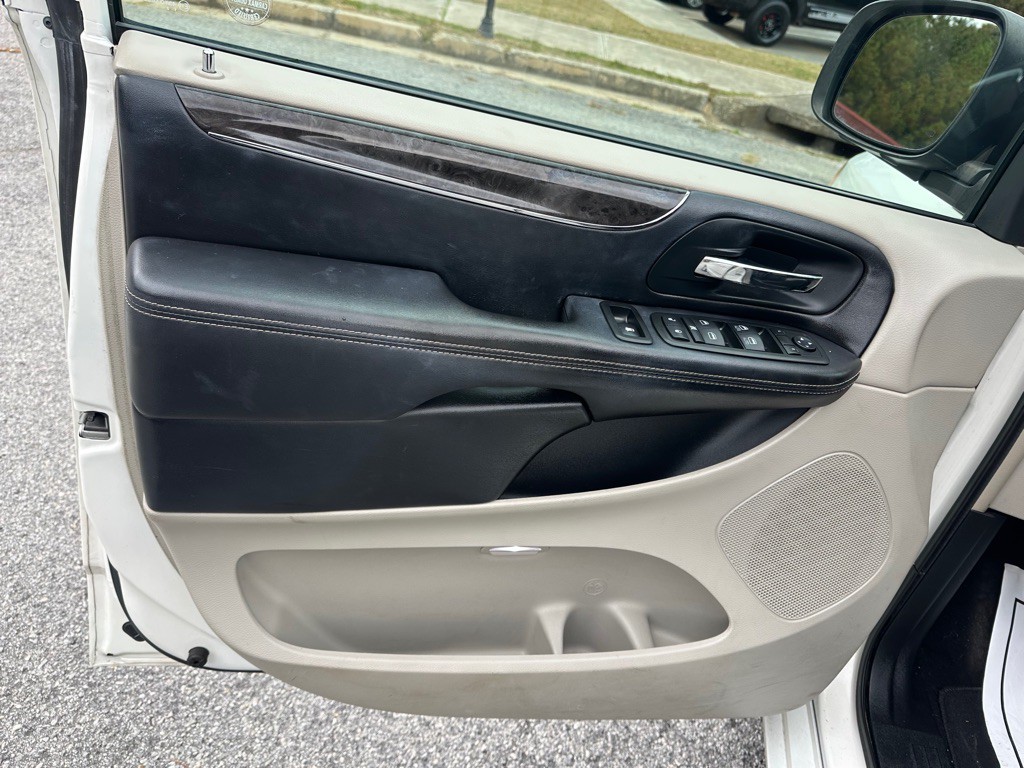 2012 Chrysler Town & Country Image 9