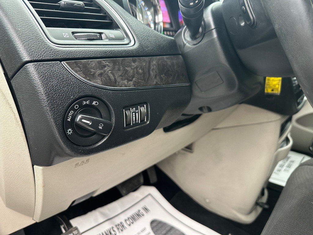 2012 Chrysler Town & Country Image 10