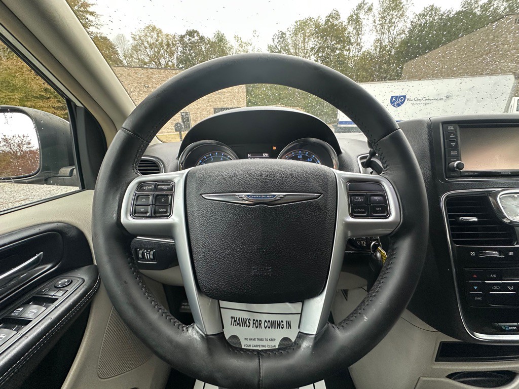 2012 Chrysler Town & Country Image 12