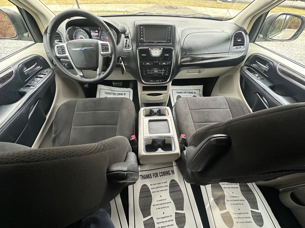 2012 Chrysler Town & Country Image 14