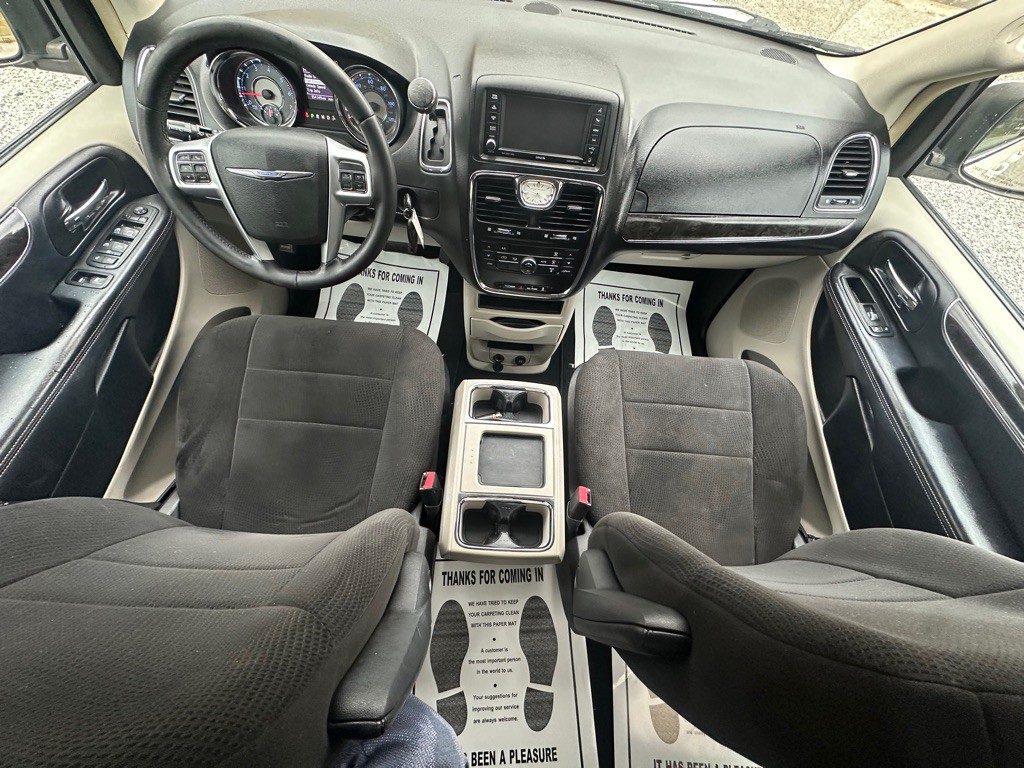 2012 Chrysler Town & Country Image 16