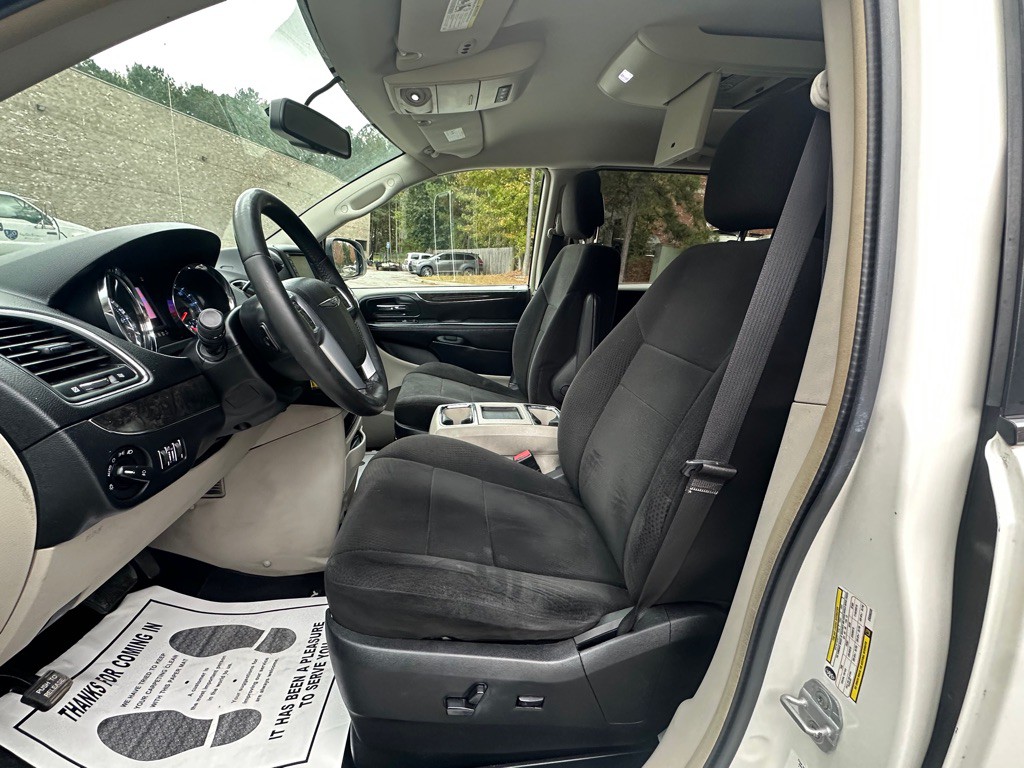 2012 Chrysler Town & Country Image 17