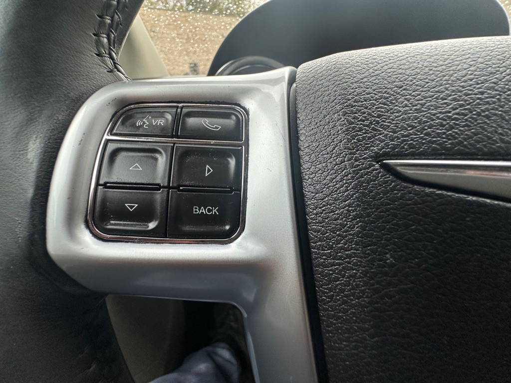 2012 Chrysler Town & Country Image 18