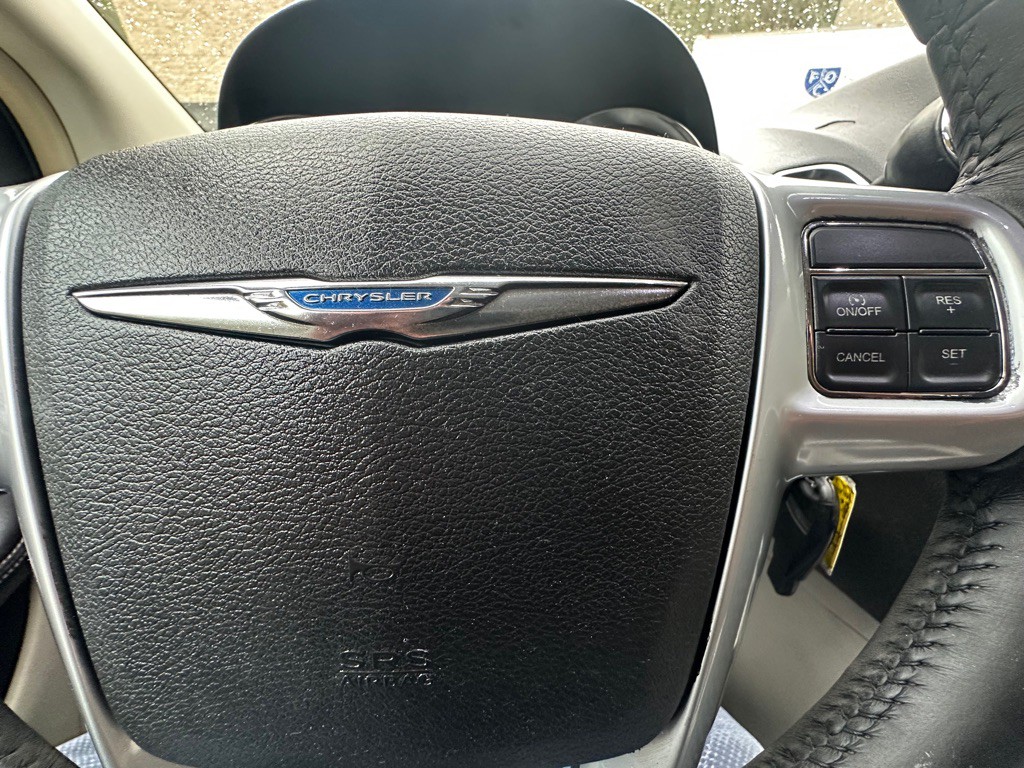 2012 Chrysler Town & Country Image 19