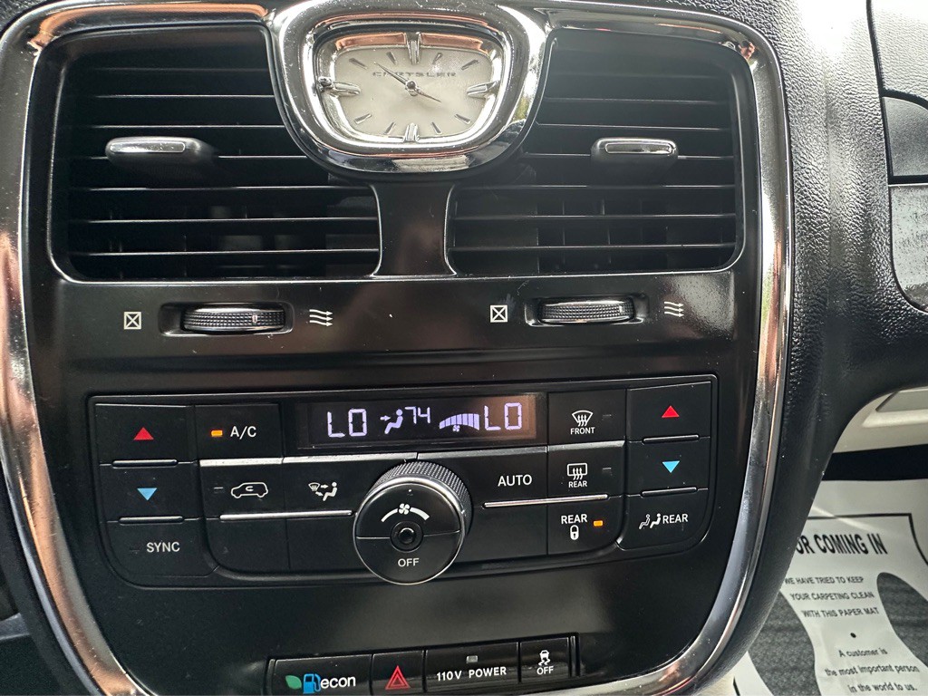 2012 Chrysler Town & Country Image 20