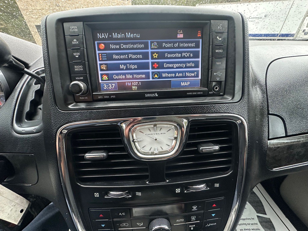 2012 Chrysler Town & Country Image 21