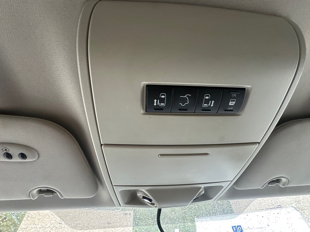 2012 Chrysler Town & Country Image 24