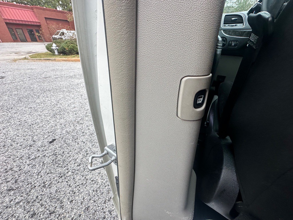 2012 Chrysler Town & Country Image 25