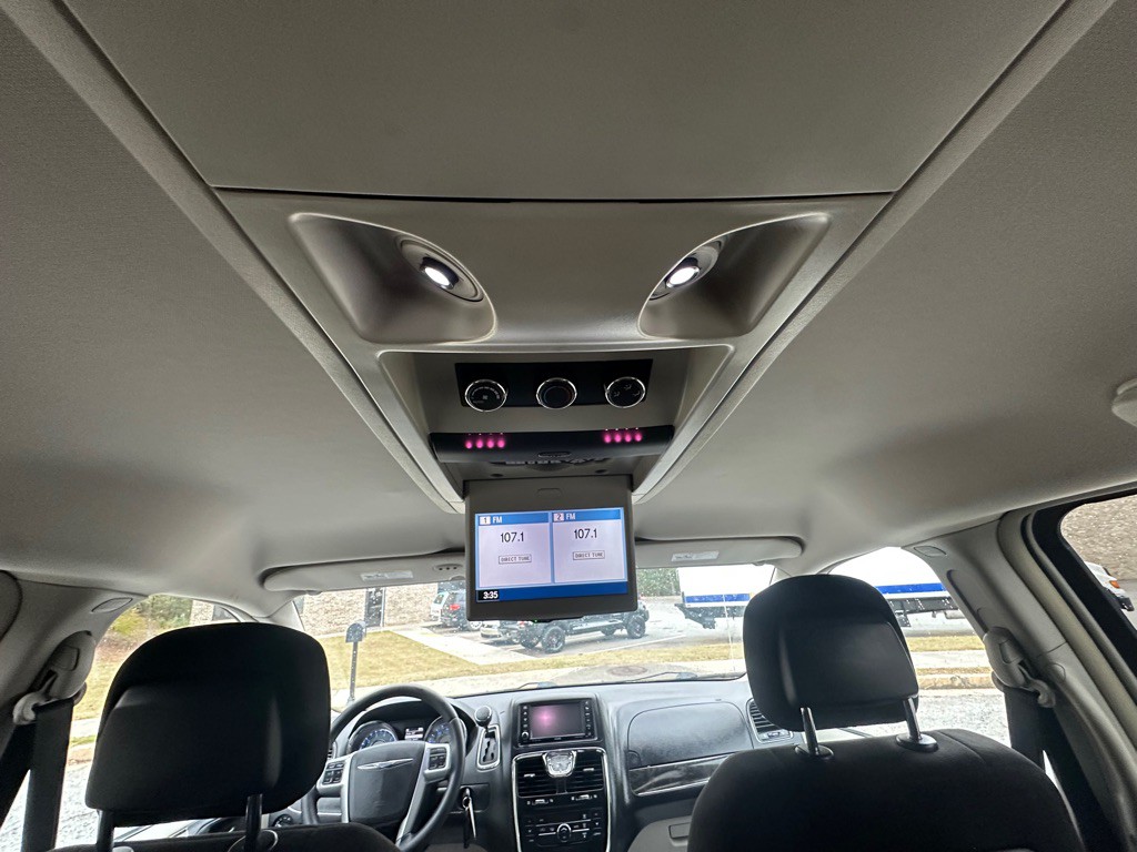 2012 Chrysler Town & Country Image 29