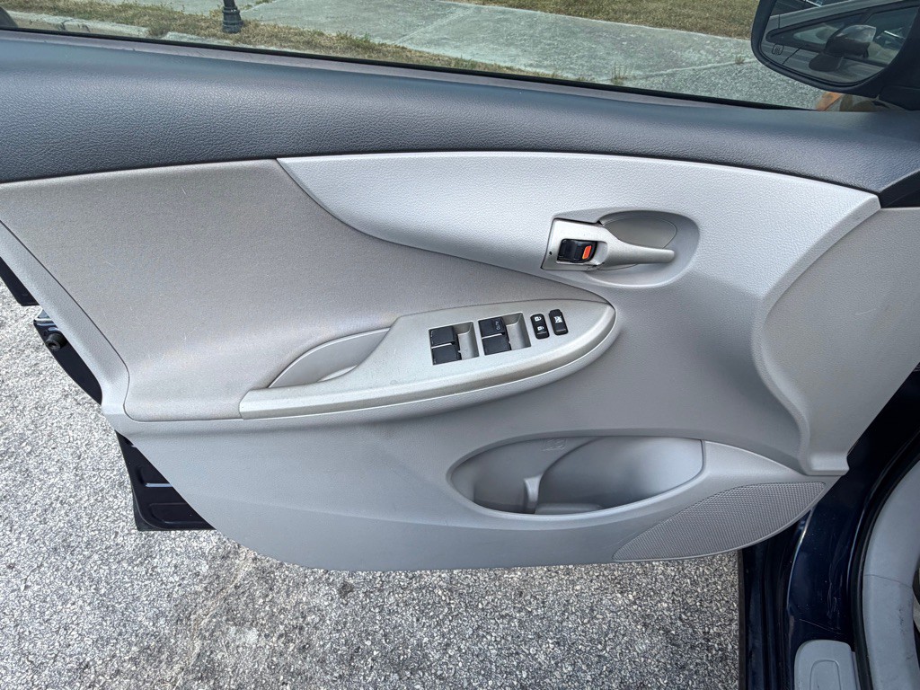 2013 Toyota Corolla Image 9