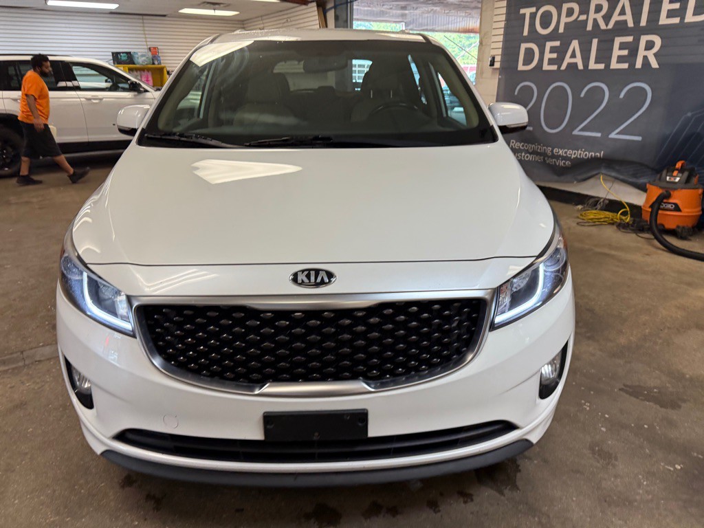 2015 Kia Sedona Image 2