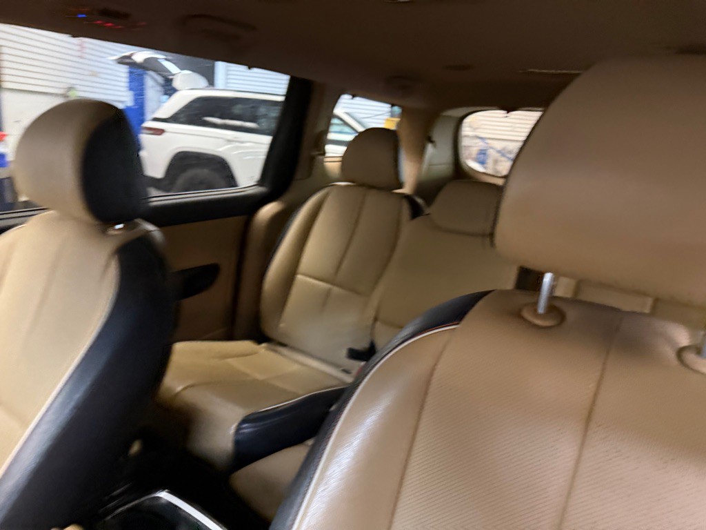 2015 Kia Sedona Image 12