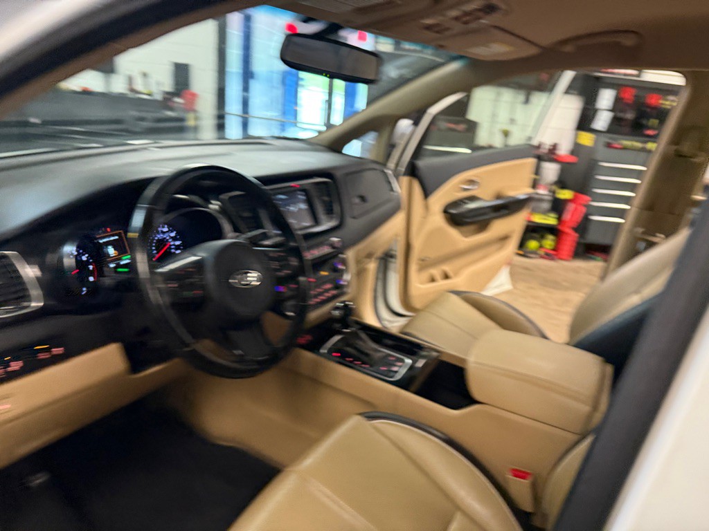2015 Kia Sedona Image 35