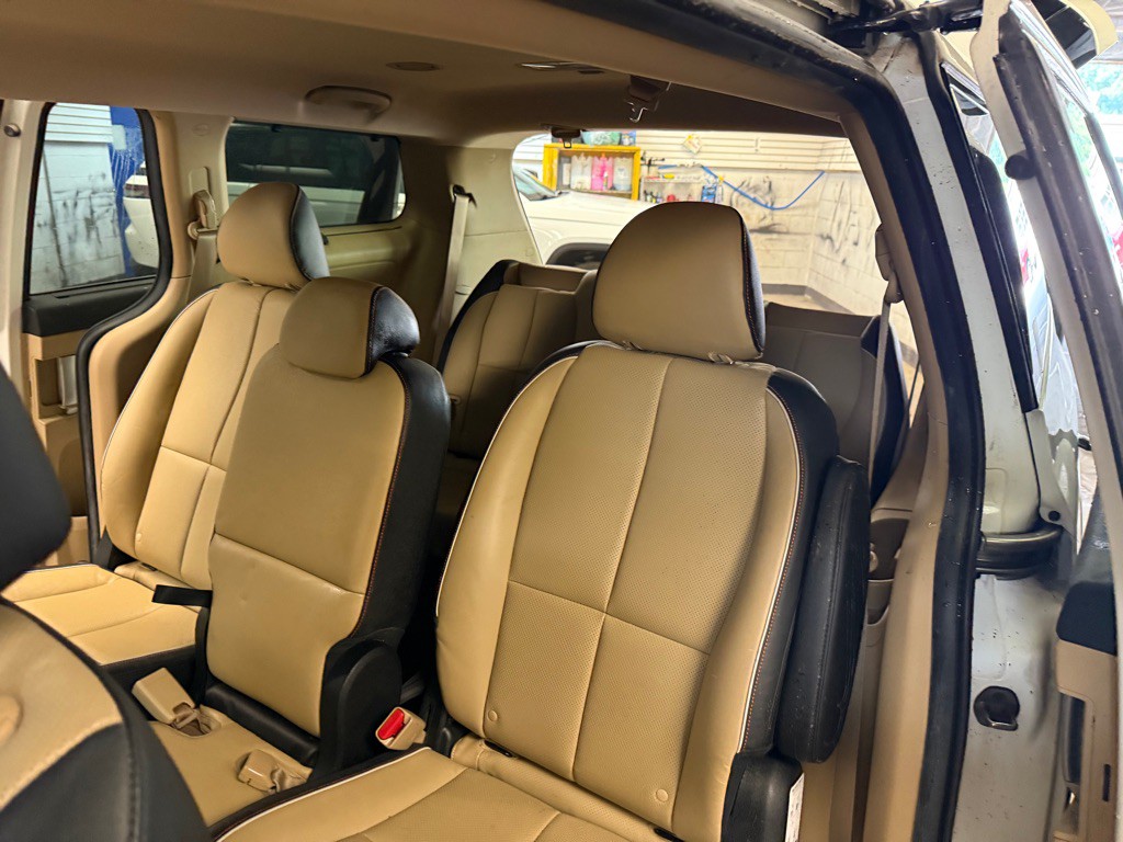 2015 Kia Sedona Image 36