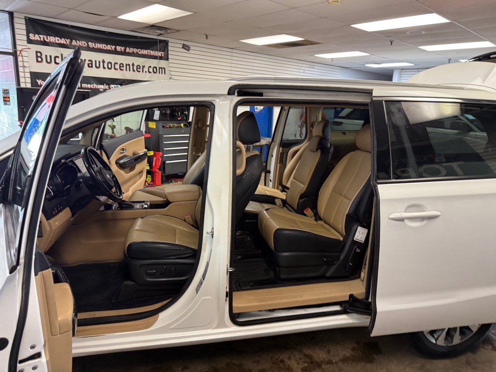 2015 Kia Sedona Image 37