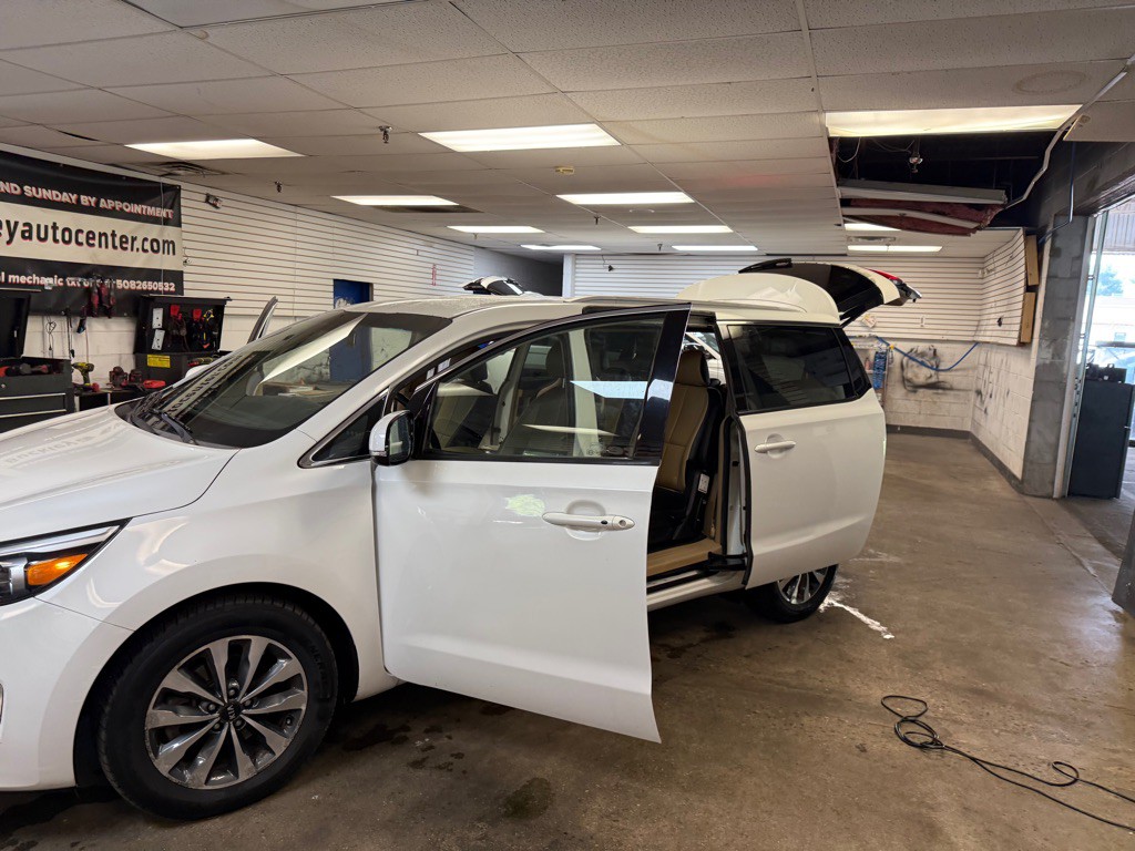2015 Kia Sedona Image 39