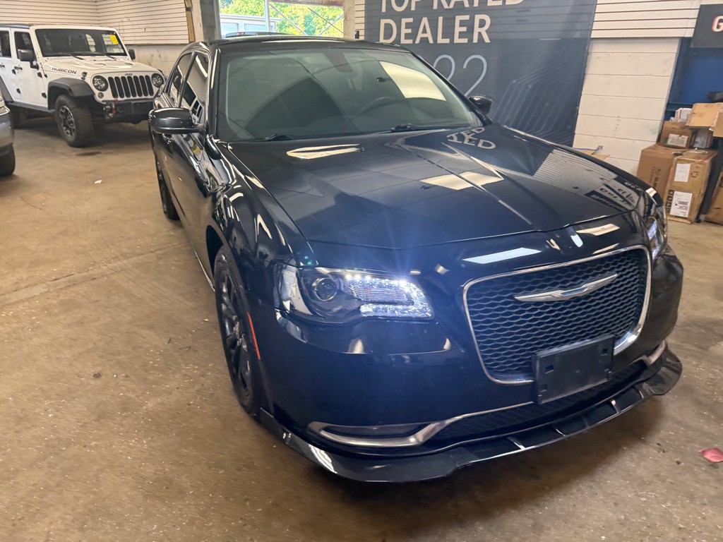 2015 Chrysler 300 Image 2