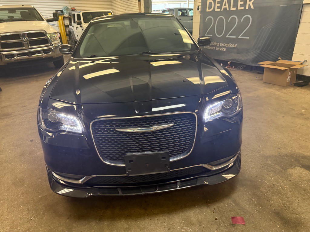 2015 Chrysler 300 Image 4