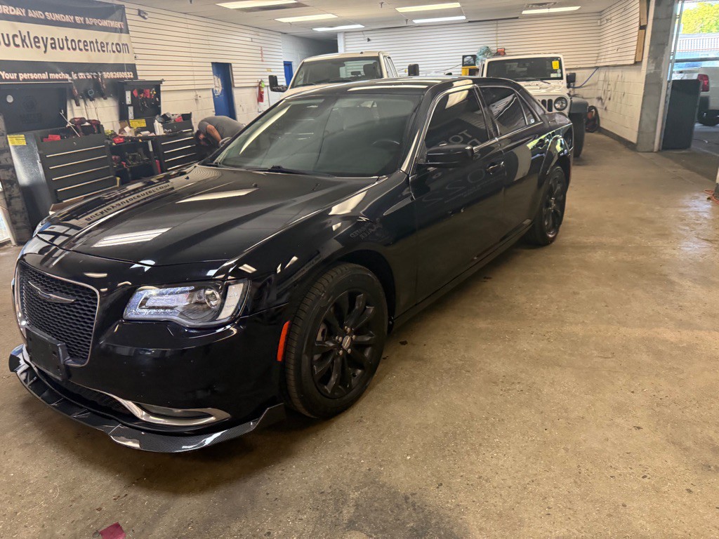 2015 Chrysler 300 Image 7