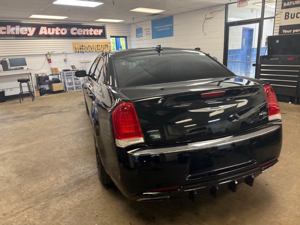 2015 Chrysler 300 Image 8