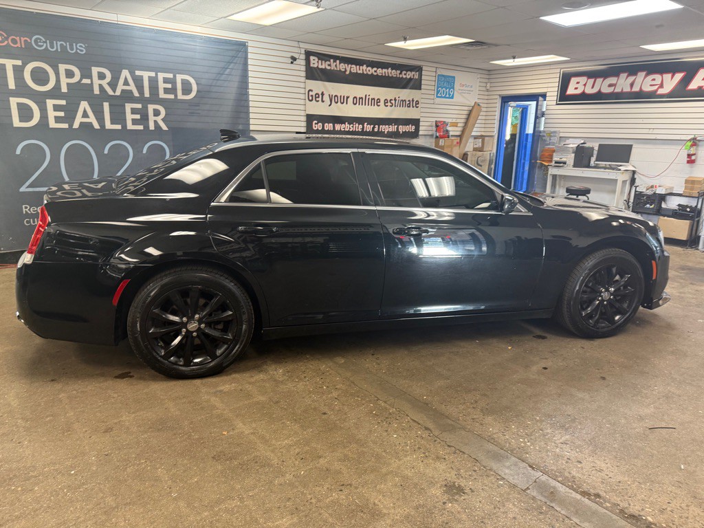2015 Chrysler 300 Image 9