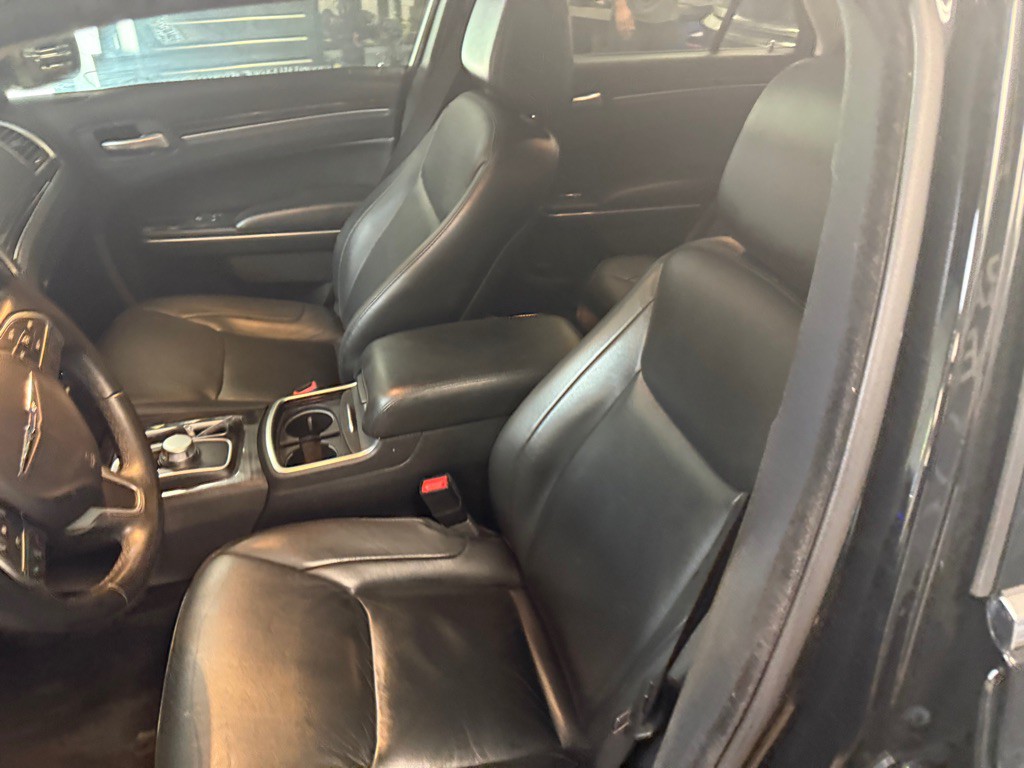 2015 Chrysler 300 Image 11